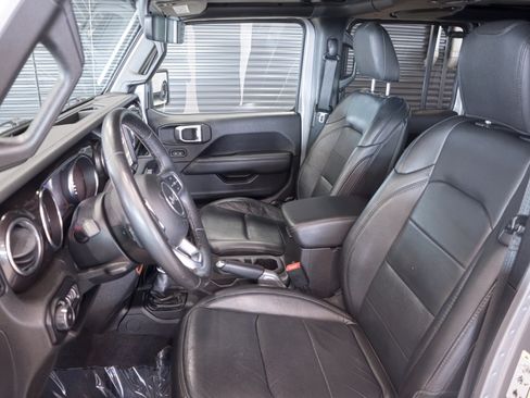 Used 2019 Jeep Wrangler Unlimited Sahara AWD/4WD image 8