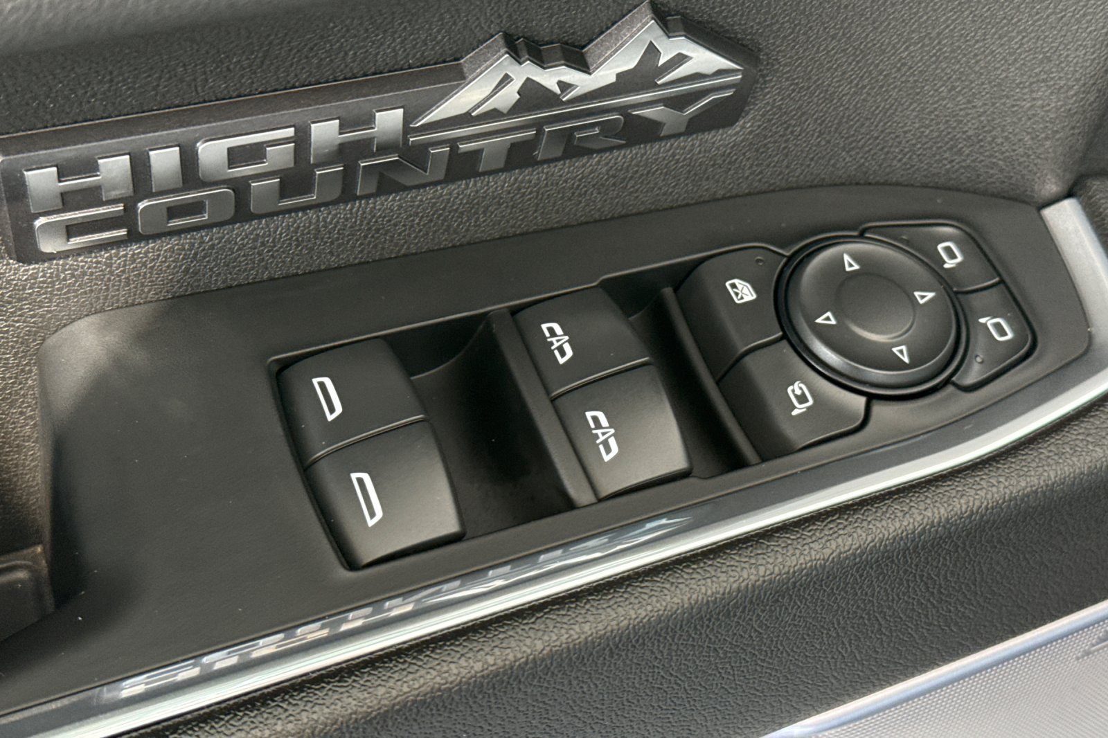 Used 2024 Chevrolet Silverado 1500 High Country w/ High Country Premium Package AWD/4WD image 18