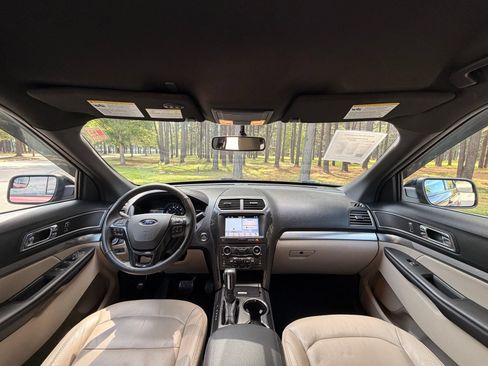 Used 2018 Ford Explorer XLT w/ Equipment Group 202A FWD image 2