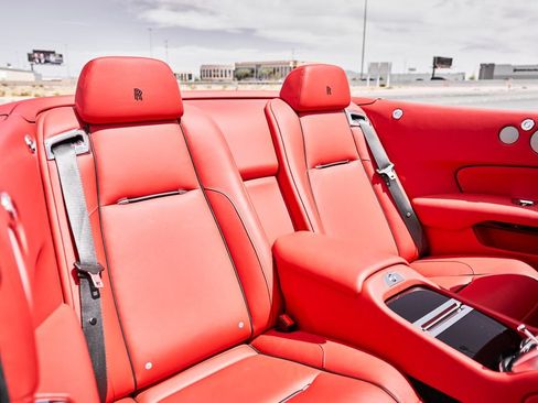 Used 2018 Rolls-Royce Dawn RWD image 40