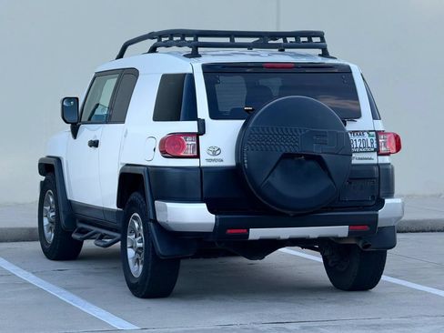 Used 2011 Toyota FJ Cruiser 2WD w/ Convenience Pkg image 5