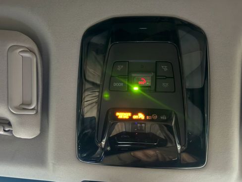 Used 2022 Toyota Venza XLE image 35