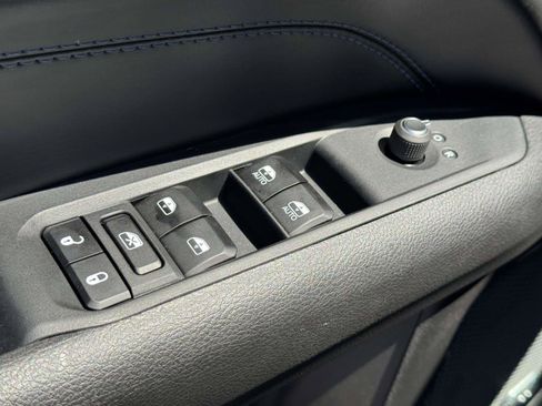 Used 2025 Jeep Compass Limited w/ Sun & Sound Group AWD/4WD image 17