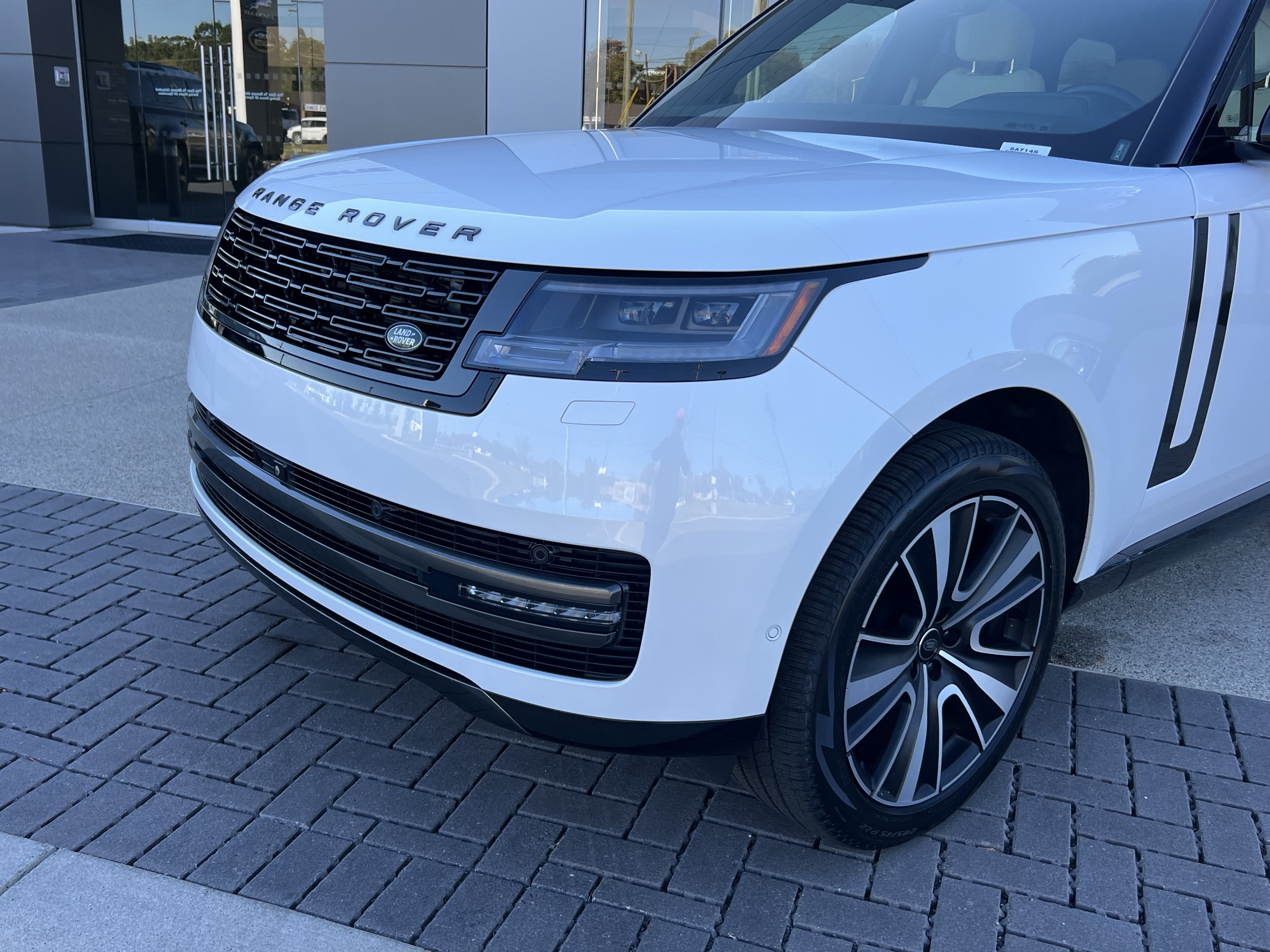 Certified 2025 Land Rover Range Rover SE AWD/4WD image 11