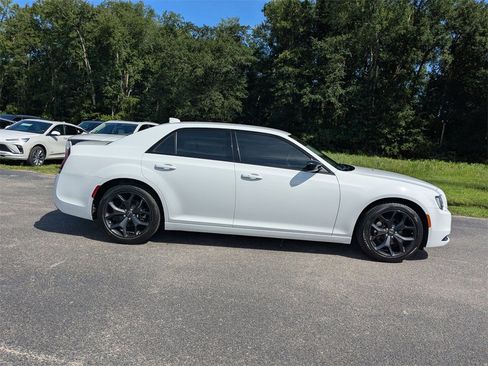 Used 2023 Chrysler 300 Touring w/ Sport Appearance Package image 3