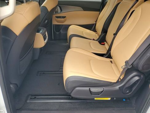 Used 2023 Kia Carnival LX FWD image 11