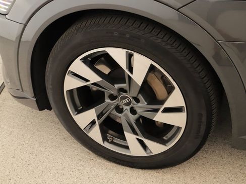 Certified 2022 Audi e-tron Premium image 32