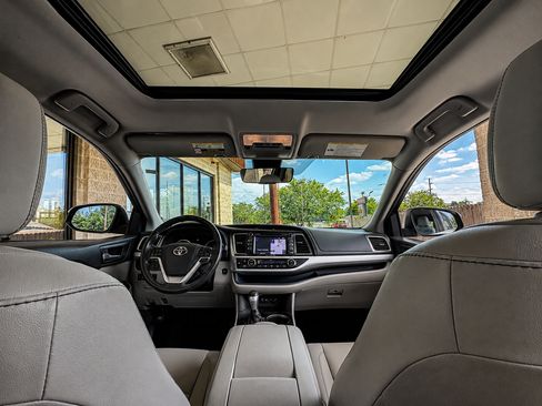 Used 2019 Toyota Highlander XLE FWD image 2