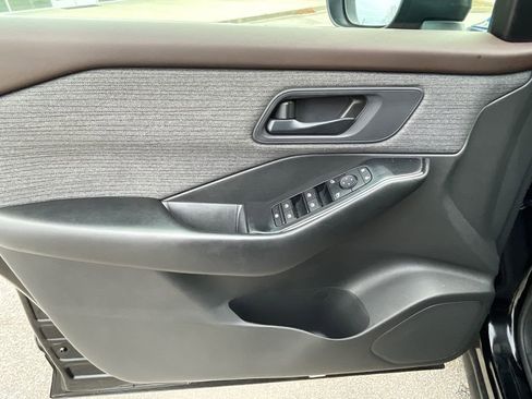 Used 2023 Nissan Rogue S image 26