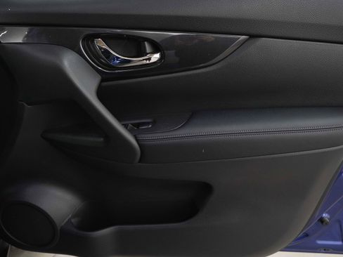 Used 2018 Nissan Rogue SV w/ Premium Package image 9