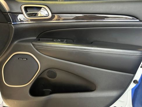 Used 2017 Jeep Grand Cherokee Overland w/ Jeep Active Safety Group image 25