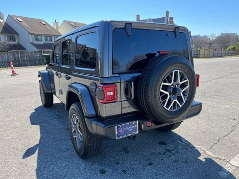 Used 2025 Jeep Wrangler Unlimited Sahara AWD/4WD image 8