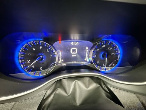 Used 2018 Chrysler Pacifica Limited w/ Advanced Safetytec Group FWD image 12