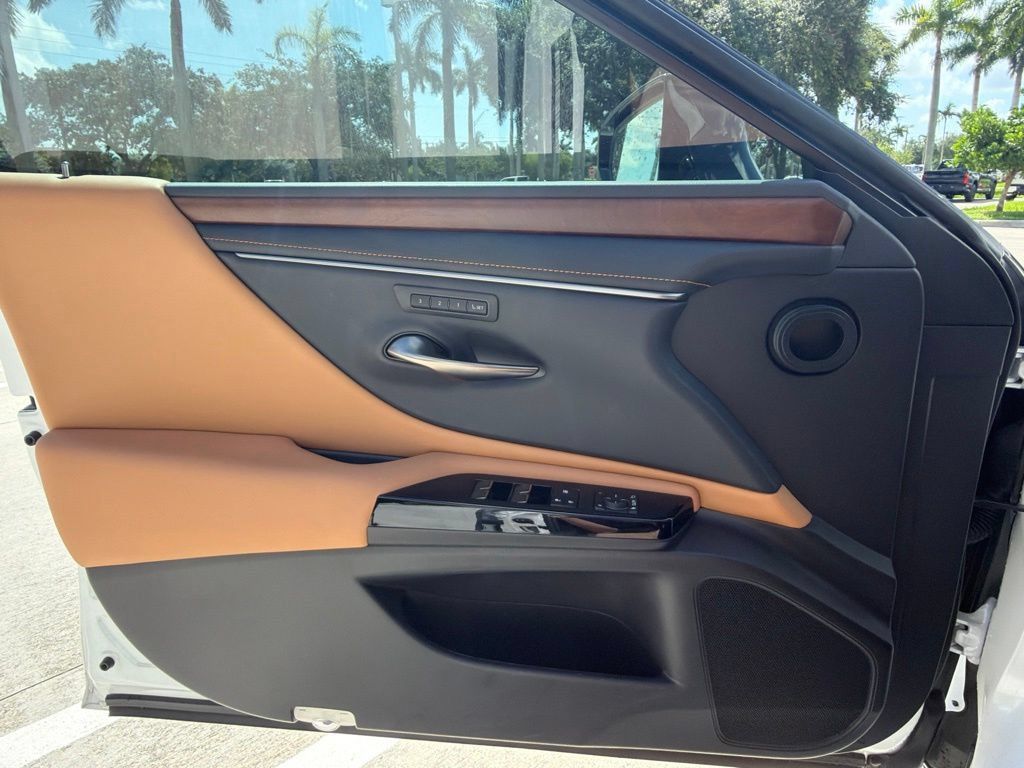 Used 2025 Lexus ES 350 w/ Premium Package FWD image 3