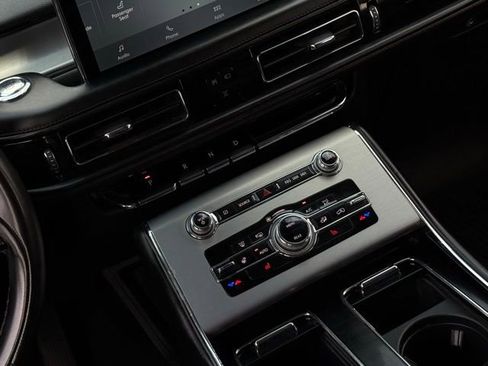 Used 2022 Lincoln Aviator AWD w/ Premium Package image 28