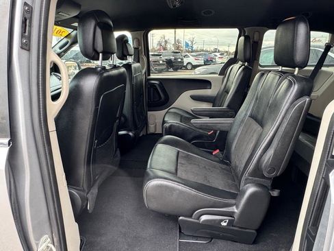 Used 2019 Dodge Grand Caravan SXT image 9