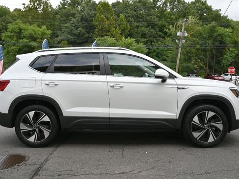 Used 2024 Volkswagen Taos SE AWD/4WD image 7