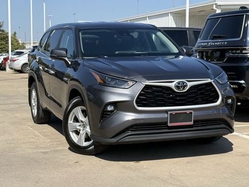 Used 2024 Toyota Highlander LE AWD/4WD image 2