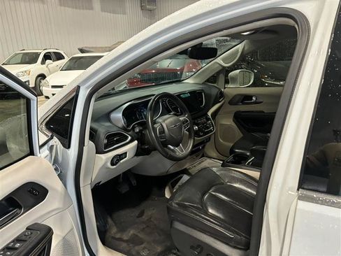 Used 2022 Chrysler Pacifica Touring-L FWD image 9