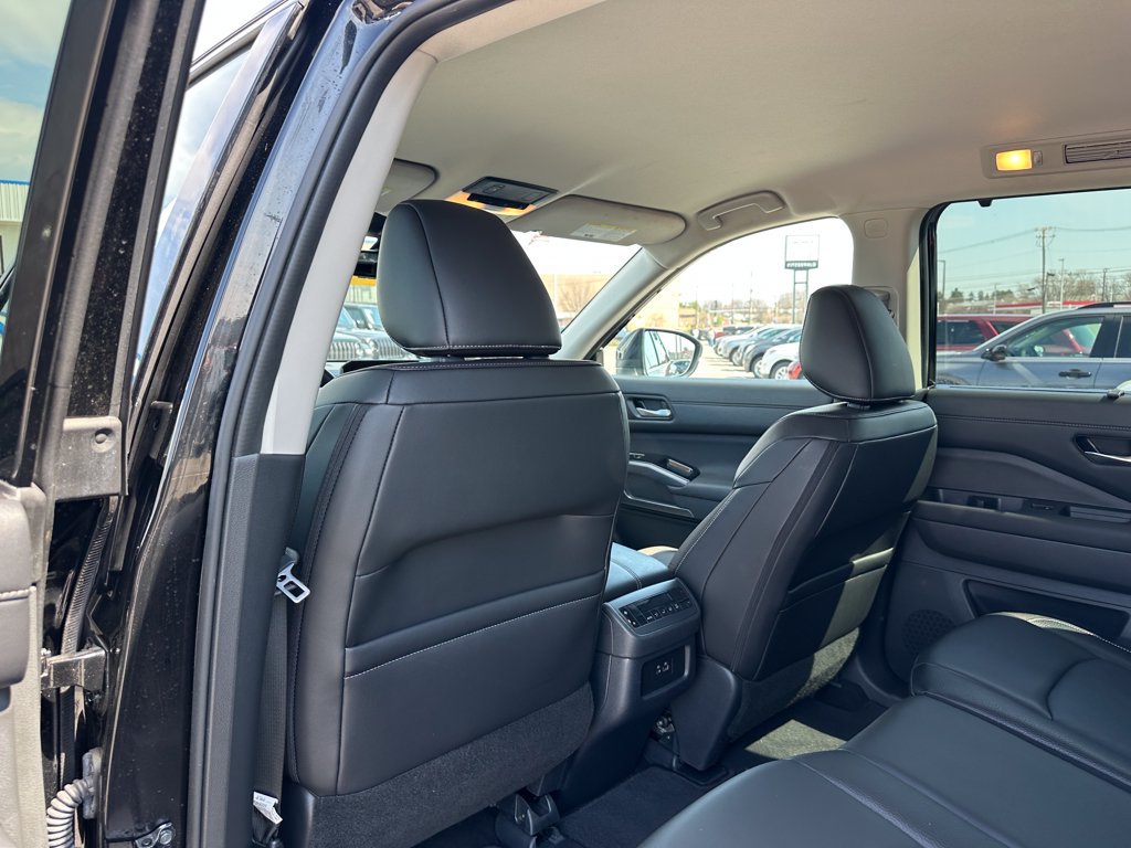 Used 2025 Nissan Pathfinder SL AWD/4WD image 9