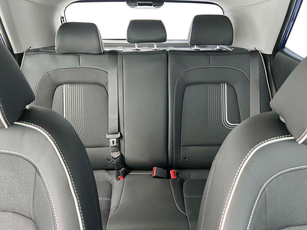 Certified 2025 Hyundai Venue Limited FWD image 16