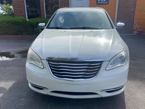 Used 2011 Chrysler 200 Limited image 3