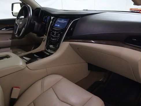 Used 2018 Cadillac Escalade ESV Luxury AWD/4WD image 11
