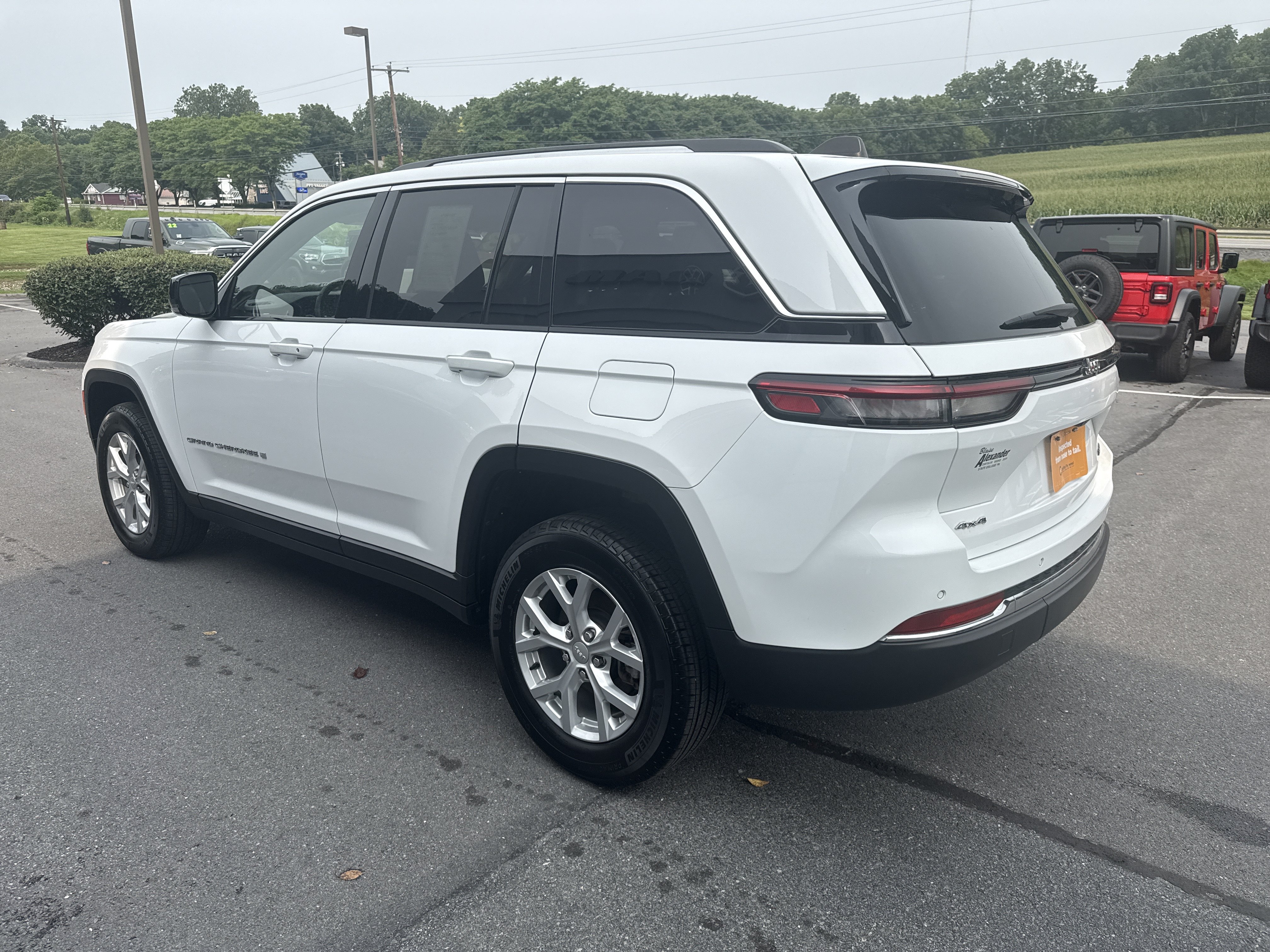 Used 2023 Jeep Grand Cherokee Limited AWD/4WD image 6