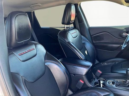 Used 2019 Jeep Cherokee Trailhawk image 7