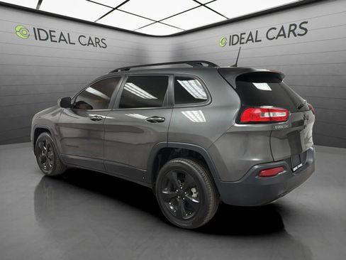 Used 2018 Jeep Cherokee Latitude w/ Altitude Package FWD image 7