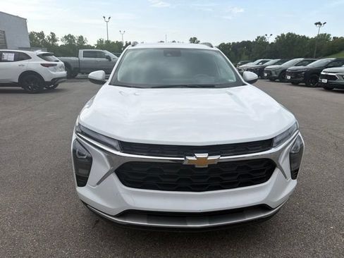 Used 2025 Chevrolet Trax LT FWD image 6