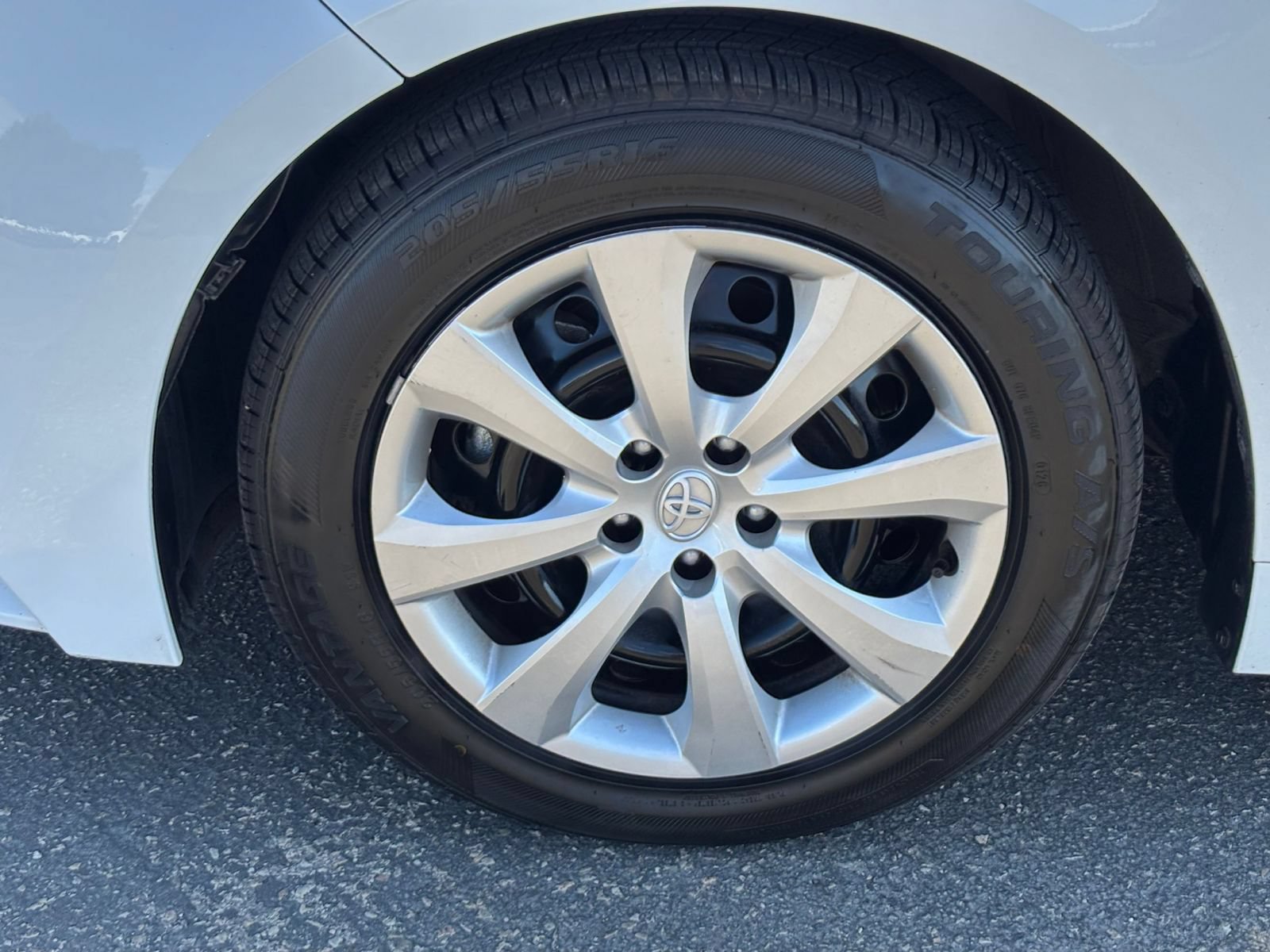 Used 2025 Toyota Corolla LE FWD image 27
