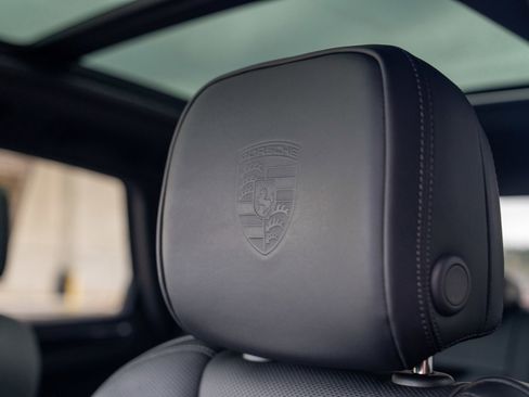 Certified 2025 Porsche Macan image 13