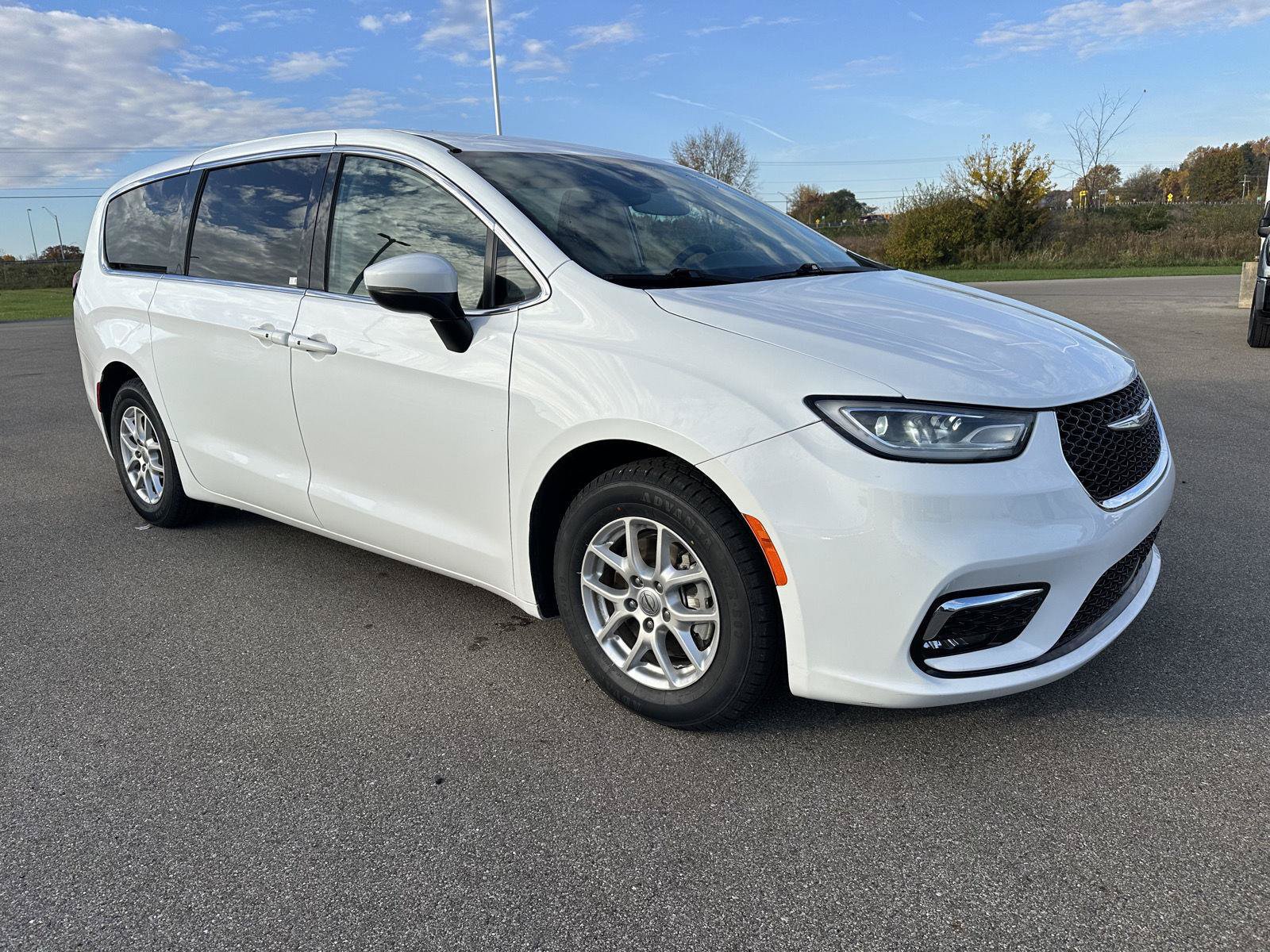 Used 2023 Chrysler Pacifica Touring-L FWD image 7