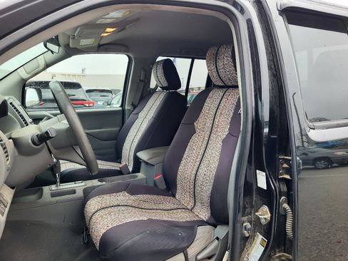 Used 2019 Nissan Frontier SV image 2