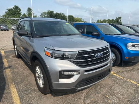 Used 2021 Ford Explorer XLT w/ Equipment Group 202A AWD/4WD image 7