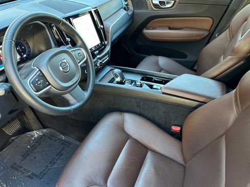 Certified 2022 Volvo XC60 B5 Momentum image 11