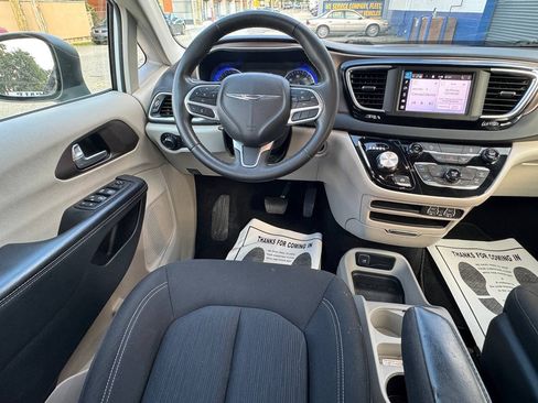 Used 2023 Chrysler Voyager LX FWD image 16