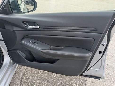 Used 2024 Nissan Altima 2.5 SV image 31