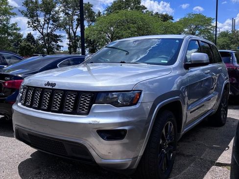 Used 2018 Jeep Grand Cherokee Altitude AWD/4WD image 2