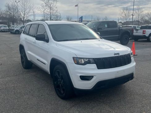 Used 2018 Jeep Grand Cherokee Laredo image 3