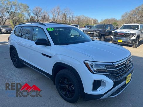 Used 2025 Volkswagen Atlas Peak Edition SE AWD/4WD image 3