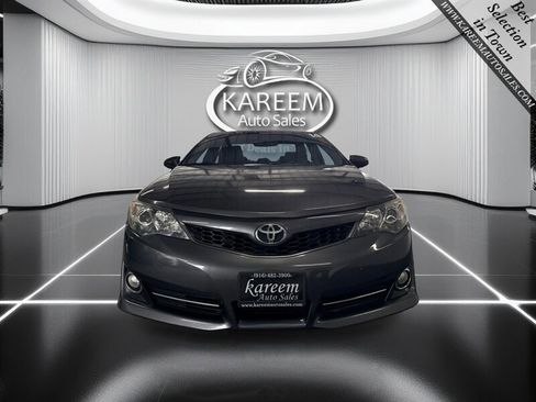 Used 2014 Toyota Camry SE w/ Moonroof Package FWD image 2