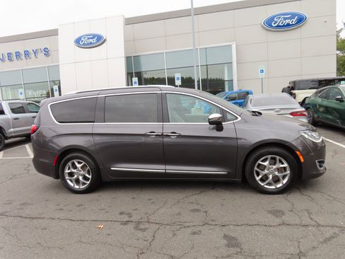 Used 2017 Chrysler Pacifica Limited image 4
