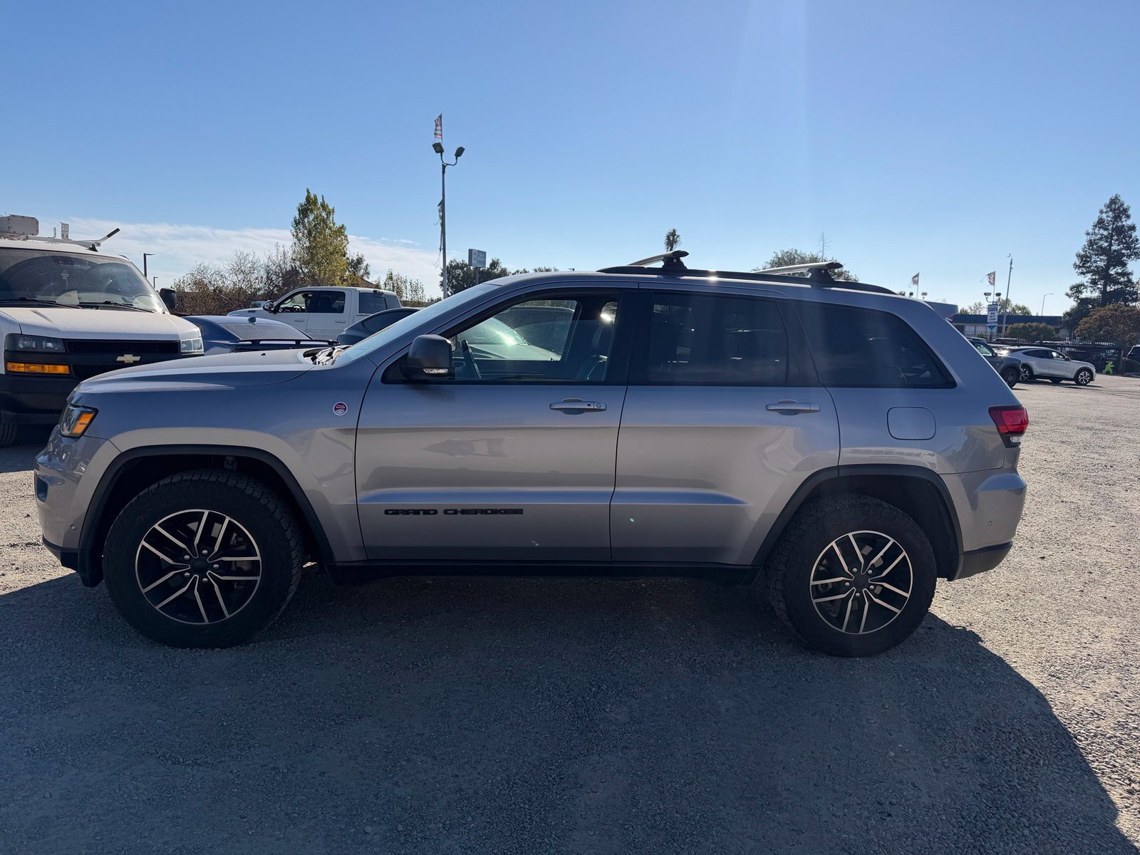 Used 2020 Jeep Grand Cherokee Trailhawk w/ Trailhawk Luxury Group AWD/4WD image 2