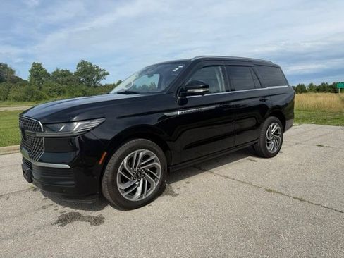 Used 2025 Lincoln Navigator Reserve AWD/4WD image 12