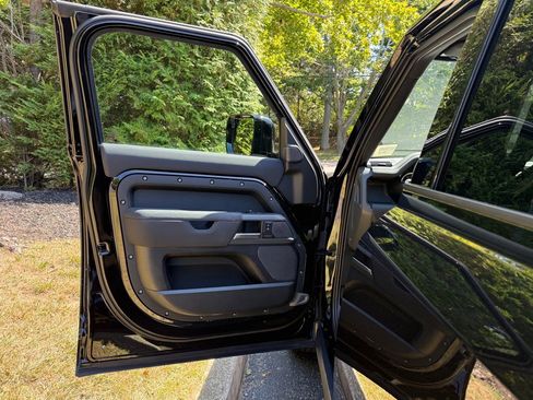 Used 2023 Land Rover Defender 110 X-Dynamic SE image 10