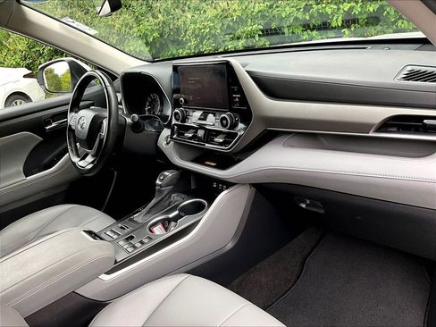 Used 2023 Toyota Highlander XLE AWD/4WD image 14