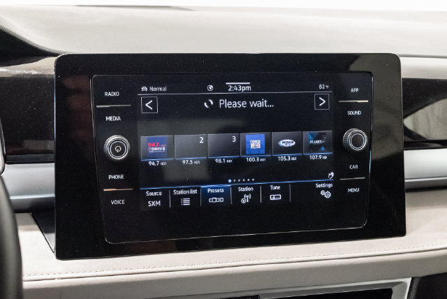 Used 2025 Volkswagen Taos SE AWD/4WD image 16