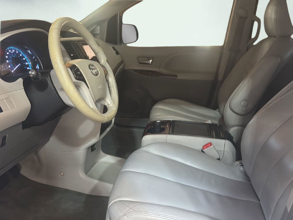 Used 2014 Toyota Sienna XLE w/ Entertainment Package FWD image 2